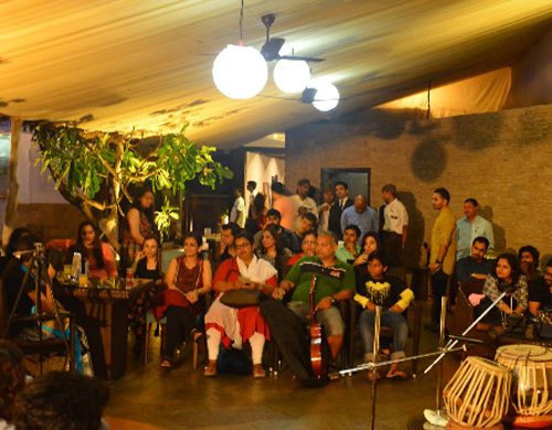 Artists performing during a Music Jammin meet-up